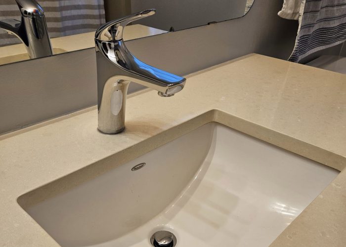 Emergency plumber providing plumbing service in Toronto