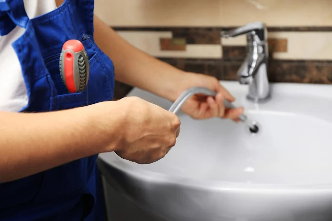Emergency plumber providing plumbing service in Toronto