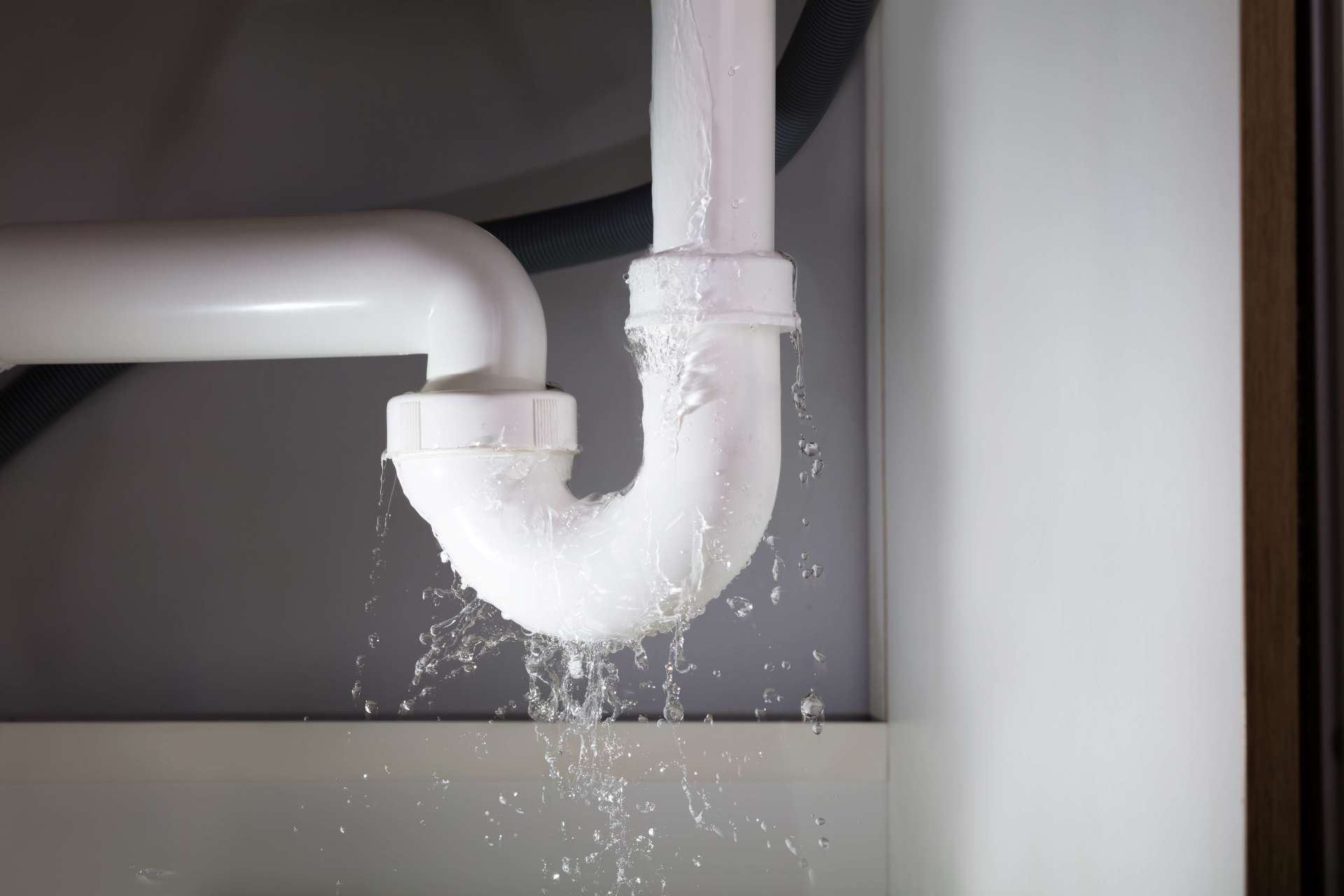 Emergency plumber providing plumbing service in Toronto