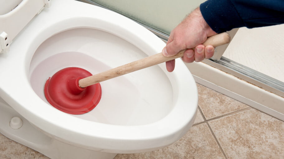 Emergency plumber providing plumbing service in Toronto