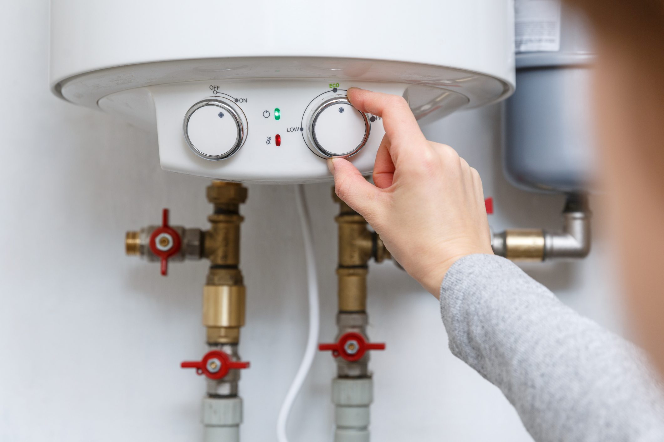 Emergency plumber providing plumbing service in Toronto